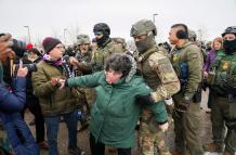 Oficiales federales repelen a manifestantes  EEUU