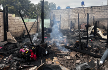 Vivienda del barrio 18 de Octubre quedó destruida tras ataque armado e incendio en Machala.