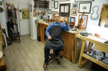 Francisco González en su taller de arquetería