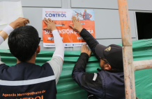 En Santos Pamba, en Quitumbe, personal de la AMC inspeccionó cuatro construcciones; revisaron que cuenten con los permisos.