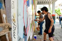 Artista chileno Sofrenia pintando mural en Guayaquil