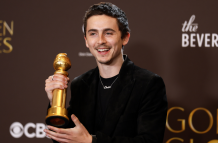 Timothee Chalamet posa con el premio a la mejor interpretación masculino en una película - musical o comedia por 'Marty Supreme'.