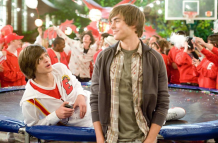 Matt Prokop (izquierda) junto a Zac Efron en una escena de High School Musical 3.
