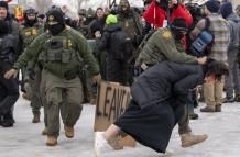 Policía detiene a una persona durante las protestas en Mineápolis