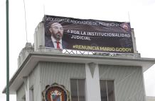 El Colegio de Abogados de Pichincha colocó en su sede, en Quito, una pancarta en la que "exige" la renuncia de Mario Godoy, a la presidencia del Consejo de la Judicatura.