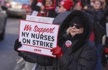 Manifestantes protestan frente al Hospital Mount Sinai en Nueva York (EE.UU.).