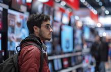 lifestyle-scene-from-ordinary-mall-america