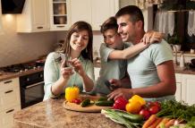Familia comiendo sano