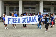 Hinchas de Emelec protestaron en los exteriores del estadio George Capwell para exigir la renuncia de Jorge Guzmán.