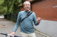 Claude Roulet, ciudadano suizo que vive alrededor de 40 años en Quito, Ecuador, documenta denuncias de tránsito.