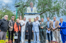La plazoleta Don Medardo y sus Players fue inaugurada como homenaje al músico lojano Ángel Medardo Luzuriaga.