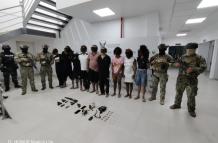 Los efectivos militares aprehendieron a nueve personas, entre ellas un menor de edad presuntamente vinculado al grupo delictivo Los Tiguerones.