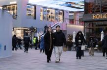 Gente camina en un centro comercial en Beijing,