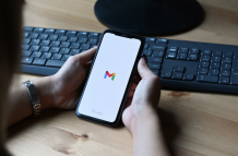 Gmail incorpora inteligencia artificial para resumir correos y priorizar tareas en la bandeja de entrada.