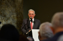 Álvaro Uribe dicta un seminario sobre liderazgo en la UEES, en Samborondón, Guayas.