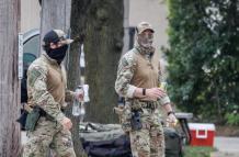 Agentes enmascarados del Servicio de Inmigración y Control de Aduanas (ICE)