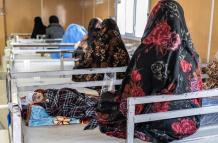 mujeres afganas con sus hijos desnutridos en un hospital de Herat