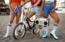 people-80s-aesthetic-summer-clothing