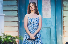 Lana Del Rey interpretando canciones en vivo.