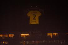 El homenaje a Mario Pineida y su camiseta número 2 en la Noche Amarilla.