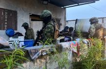 La Armada ecuatoriana informó sobre la captura de cinco ciudadanos colombianos.