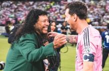 René Higuita y Lionel Messi en su encuentro en Colombia.