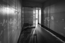 Crisis sanitaria en cárceles de Guayaquil por brote de tuberculosis en reos.