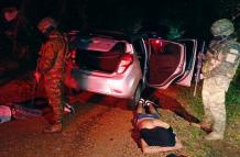 Los militares detuvieron a tres sospechosos en Puerto Quito, luego de una persecución que terminó en volcamiento.