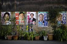Carteles de campaña en Tokio, Japón.