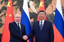 Vladimir Putin (izq.), y el presidente chino, Xi Jinping,