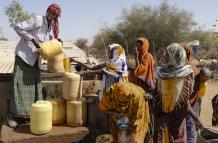 Los aldeanos recogen agua en Kenia