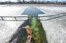 Un entusiasta de la natación invernal de Shichahai en Beijing