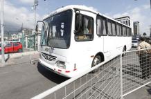 Un bus escoltado por la Policía llegó con los procesados por el caso Goleada a la Unidad Anticorrupción de Quito.