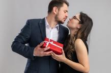 Enamorados con regalo