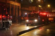 Incendio en el edificio Multicomercio, en el centro de Guayaquil, continúa activo tras 24 horas de labores del Cuerpo de Bomberos.