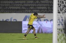El Toto Nuñez de Barcelona SC y su gol ante Aucas en la Noche Amarilla.
