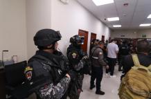 Personal policial ingresó la noche del 16 de febrero de 2026 a las oficinas de Segura EP.