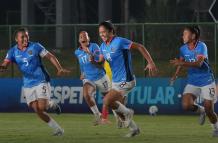 Rosa Flores celebra su golazo histórico desde 38,4 metros que le dio el triunfo a Ecuador sobre Colombia.