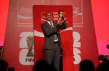 Trezeguet trae el trofeo del Mundial a Quito.