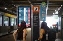 Dos pasajeras observan una pantalla informativa