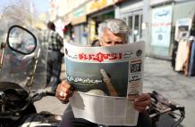 un hombre lee el diario iraní  con el titular "Sorpresas marítimas"