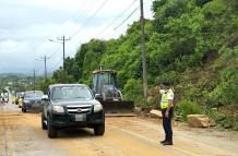 Con maquinaria pesada se limpió la Ruta del Spondykus en el tramo Olón - Montañita que sufrió un deslave por la lluvia