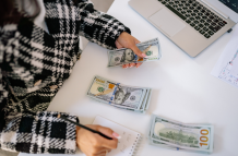 El décimo cuarto sueldo 2026 ayuda a familias ecuatorianas a cubrir gastos escolares.