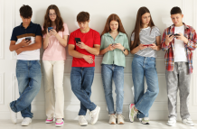 IMAGEN REFERENCIAL. Niñas, niños y adolescentes usan redes sociales desde edades tempranas, en medio del debate legislativo sobre su regulación en Ecuador.