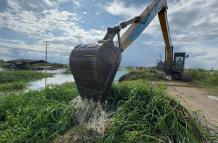 maquinaria de Prefectura del Guayas en inundaciones en Durán