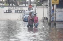 peatones en calles inundadas en Milagro