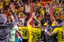 Barcelona SC elimina a Argentinos y festeja con su hinchada en el estadio Diego Armando Maradona.