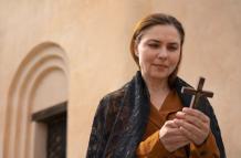 Mujer saliendo de la iglesia