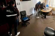 Dirigentes y militantes de la Revolución Ciudadana denunciaron un operativo policial en la sede del movimiento político.