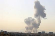 Una columna de humo se eleva en el centro de Teherán tras el ataque de Israel, 28 de febrero de 2026.